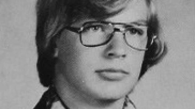 Sériový vrah Jeffrey Dahmer, přezdívaný Kanibal z Milwaukee. Na snímku jako sedmnáctiletý. Svoji první oběť zabil o rok později.