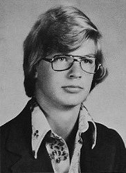 Sériový vrah Jeffrey Dahmer, přezdívaný Kanibal z Milwaukee. Na snímku jako sedmnáctiletý. Svoji první oběť zabil o rok později.
