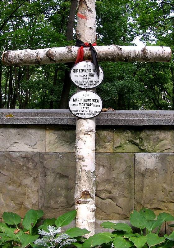 Kříž nad hrobem sester Kowalských v Powązkách