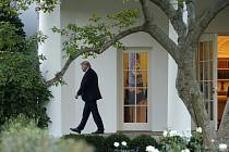 Prezident Donald Trump opouští Oválnou pracovnu v Bílém domě ve Washingtonu