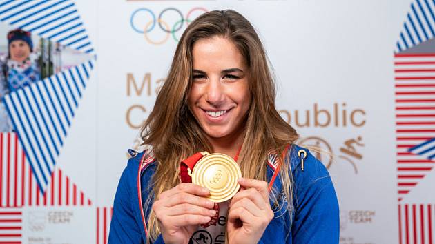 Ester Ledecká pózuje se zlatou medailí ze snowboardu.