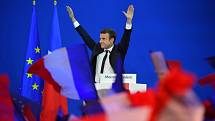 Emmanuel Macron slaví. Stal se vítězem prvního kola a navíc ho podpořili soupeři
