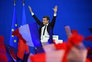 Emmanuel Macron slaví. Stal se vítězem prvního kola a navíc ho podpořili soupeři