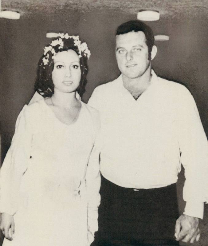 Izraelský trenér Moše Weinberg (na snímku z roku 1971 s manželkou) byl první obětí útoku teroristů na olympiádě v Mnichově. Pokusil se bránit, útočníci ho zastřelili.