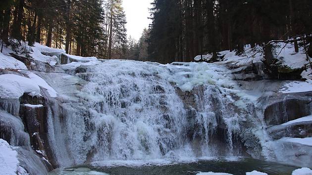Takto vypadá Mumlavský vodopád v zimě.