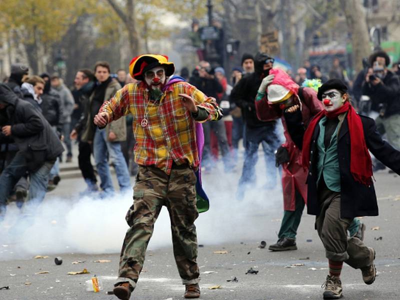 Policie dnes v Paříži rázně zakročila proti stovkám narušitelů pořádku v rámci pouličních akcí k nadcházejícímu klimatickému summitu OSN ve francouzské metropoli. 