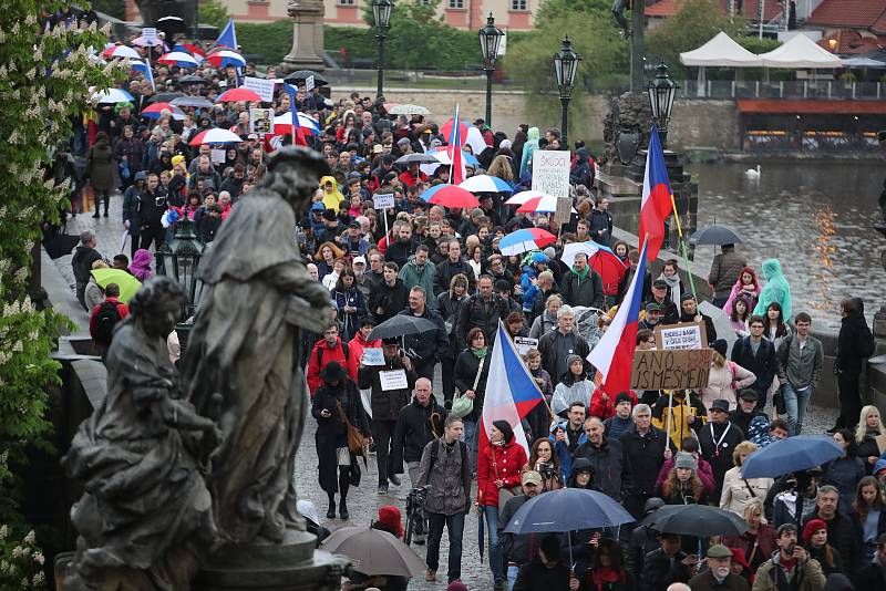 Do ulic Prahy vyšly tisíce lidí, aby protestovaly za nezávislost justice.