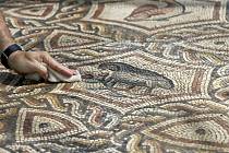 Mozaika měřící sedmnáct metrů na délku a devět na šířku pochází ze starší římské doby. Je složena z velkého množství malých kamínků.