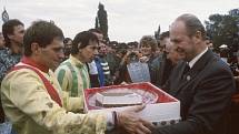 Josef Váňa (vlevo) po vítězství na Velké pardubické v roce 1989.