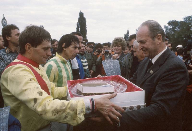 Josef Váňa (vlevo) po vítězství na Velké pardubické v roce 1989.