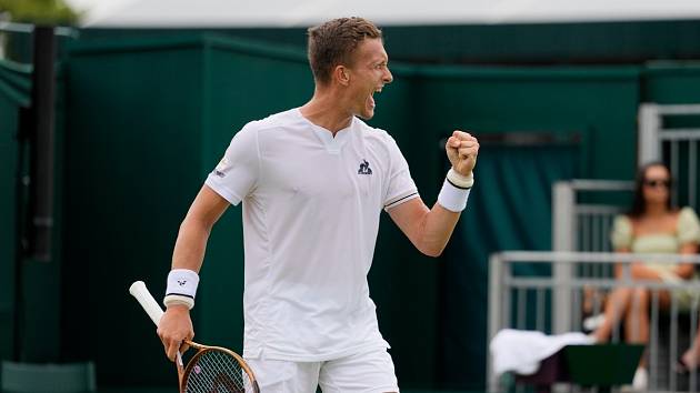 Jiří Lehečka se raduje z vítězství na Wimbledonu