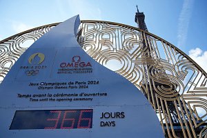 Odpočet jednoho roku do začátku olympiády v centru Paříže (rok 2024 je přestupný, proto 366 dní).