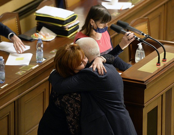 Jaroslav Faltýnek (ANO) gratuluje ministryni financí Aleně Schillerové (za ANO) ke schválení rozpočtu.