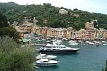 V zátoce u městečka Portofino kotví luxusní jachty.
