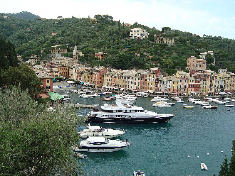 V zátoce u městečka Portofino kotví luxusní jachty