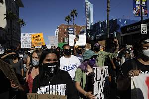 Demonstrace v Hollywoodu v Los Angeles proti rasismu a policejní brutalitě, které spustila smrt černocha George Floyda při zatýkání v Minneapolisu.