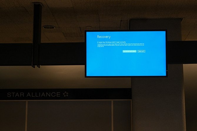 Obrazovky na letišti v americkém San Franciscu.