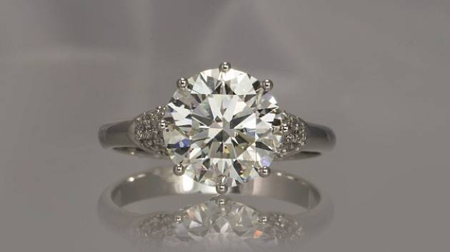 V Česku byl prodán zlatý prsten s diamanty za rekordních 12 milionů korun -  Deník.cz