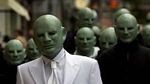 Pár desítek lidí s maskou fantomase se prošlo 5. května Prahou.