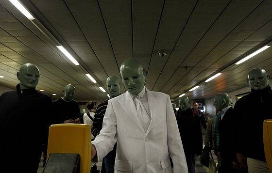 Pár desítek lidí s maskou fantomase se prošlo 5. května Prahou.