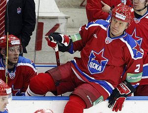 Ruská hokejová legenda Vjačeslav Fetisov si zahrála zápas i v jednapadesáti letech.
