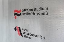 Logo Ústavu pro studium totalitních režimů (ÚSTR).