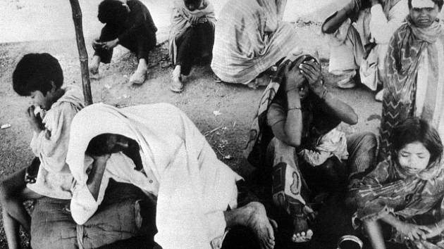 K úniku smrtelně jedovatého plynu z pobočky továrny na pesticidy americké společnosti Union Carbide Corp. došlo 3. prosince 1984 ve středoindickém Bhópálu. Statisícům lidí způsobila otrava vážné zdravotní potíže.