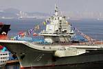 Čína oficiálně zařadila do služby armády svou první letadlovou loď