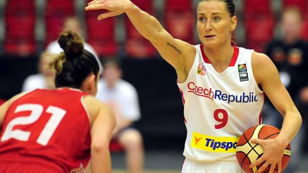 Basketbalistka Kateřina Bartoňová (vpravo) proti Turecku.