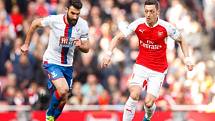 Mesut Özil z Arsenalu (vpravo) proti Crystal Palace.