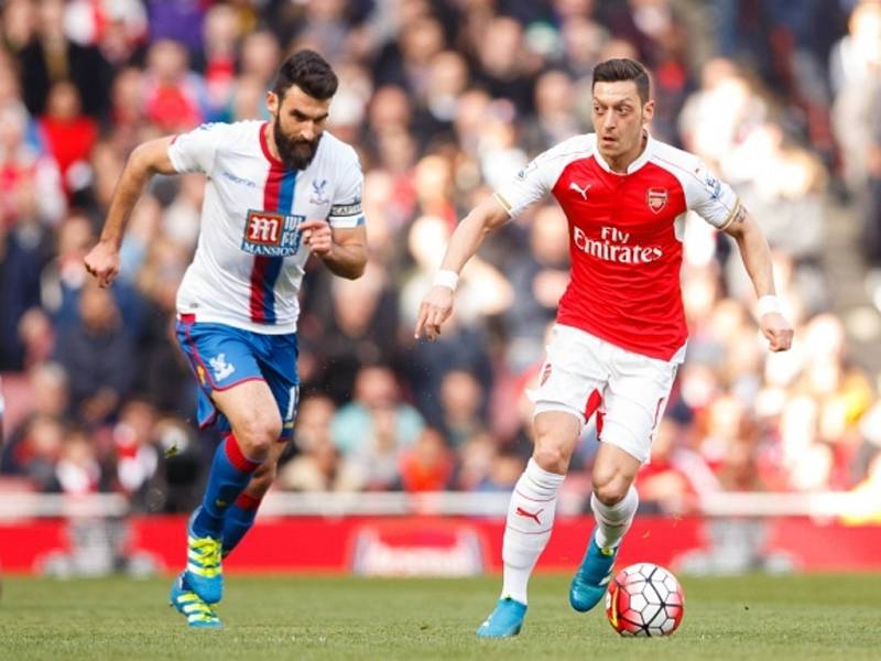 Mesut Özil z Arsenalu (vpravo) proti Crystal Palace.