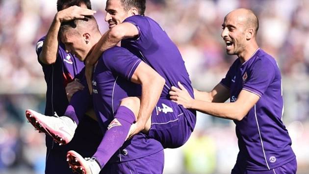 Fotbalisté Fiorentiny se radují z gólu proti Frosinone.