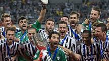 Brankář Juventusu Gianluigi Buffon s trofejí pro vítěze italského Superpoháru.