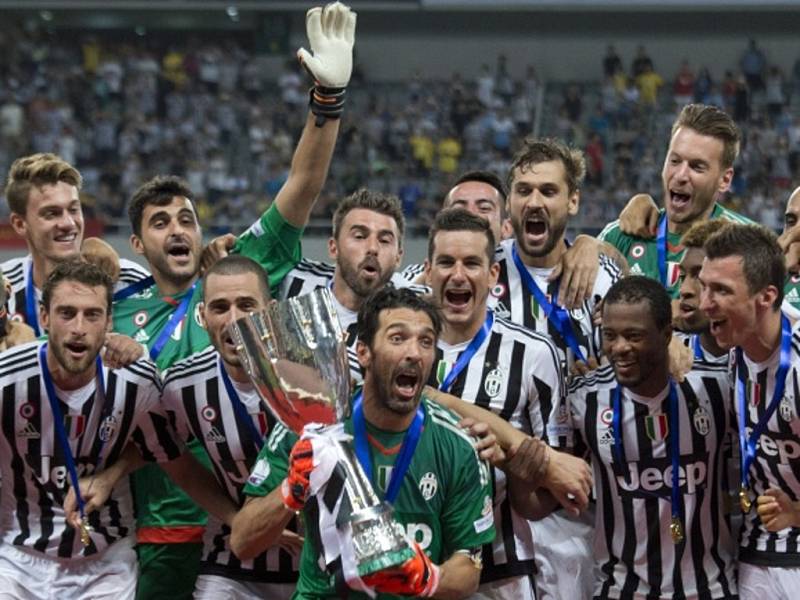 Brankář Juventusu Gianluigi Buffon s trofejí pro vítěze italského Superpoháru.