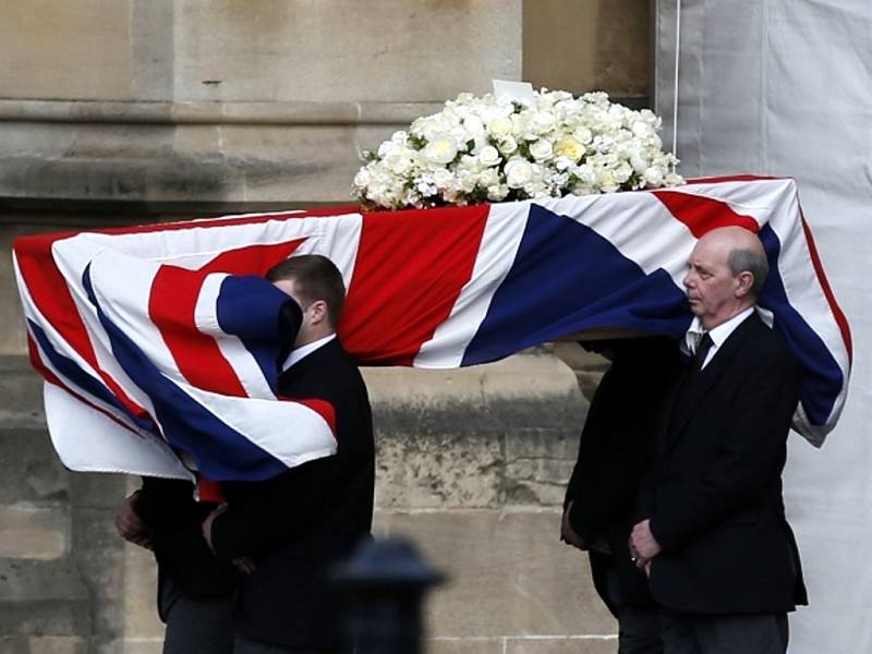 Do britské vlajky zahalená rakev s ostatky bývalé premiérky Margaret Thatcherové.