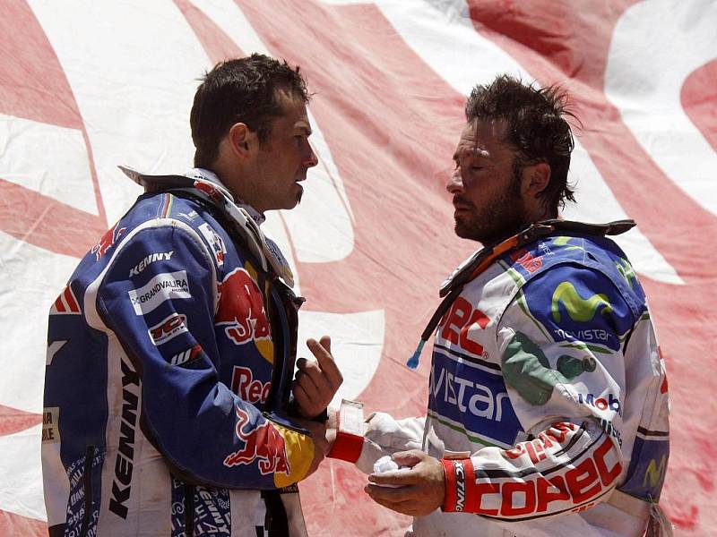 Francouzský motocyklový závodník Cyril Després (vlevo) mluví s Francisco Lopezem z Chile.