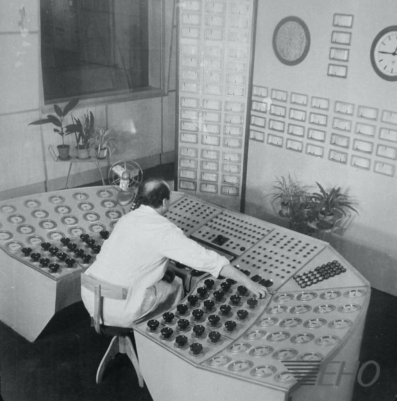 Elektrárna Hodonín - tepelný velín (cca 1960). Jak je vidět, dříve to šlo i bez počítačů :-) Zajímavostí je, že operátotoři tehdy i v uhelné elektrárně pracovali v bílých pláštích.