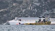 Pátrací práce u ztroskotané luxusní lodi Costa Concordia