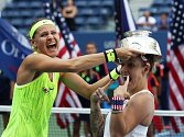 Lucie Šafářová s Bethanií Mattekovou-Sandsovou po letošním triumfu na US Open