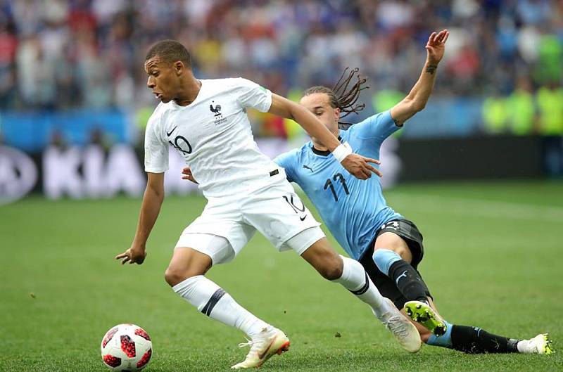 Kylian Mbappé v souboji proti Uruguayi.