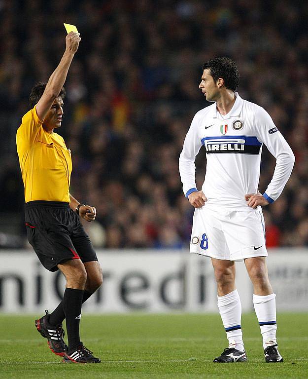Thiago Motta z Interu Milán viděl na Nou Campu proti Barceloně žlutou kartu.