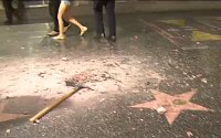 Trumpovu hvězdu na chodníku slávy zničil krumpáčem neidentifikovaný vandal