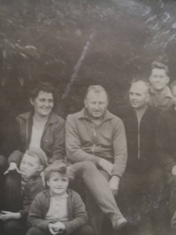 Iva Vojtková (dole vpředu) s tatínkem a přáteli