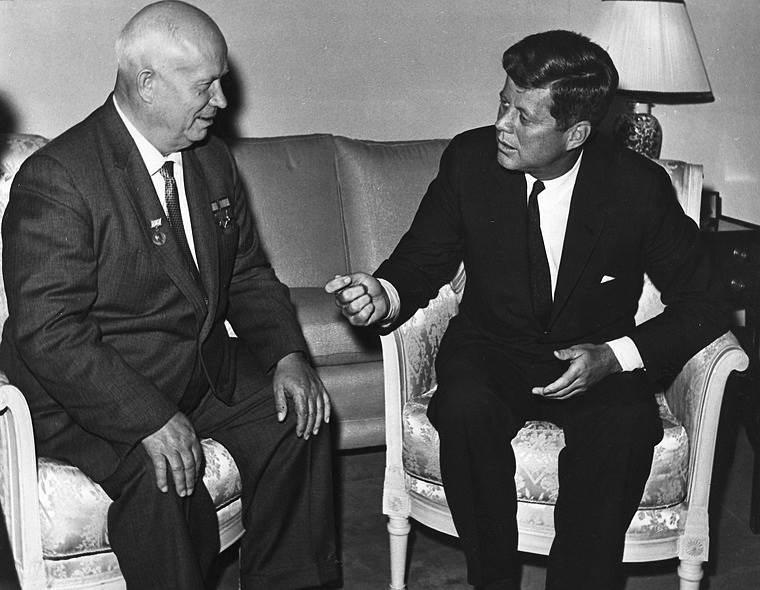 Sovětský vůdce Nikita Chruščov v rozhovoru s americkým prezidentem Johnem F. Kennedym v roce 1961