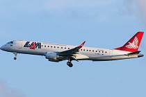 Letoun LAM Mosambique Airlines Embraer 190, který se stal aktérem smrtící nehody způsobené vědomým rozhodnutím pilota.