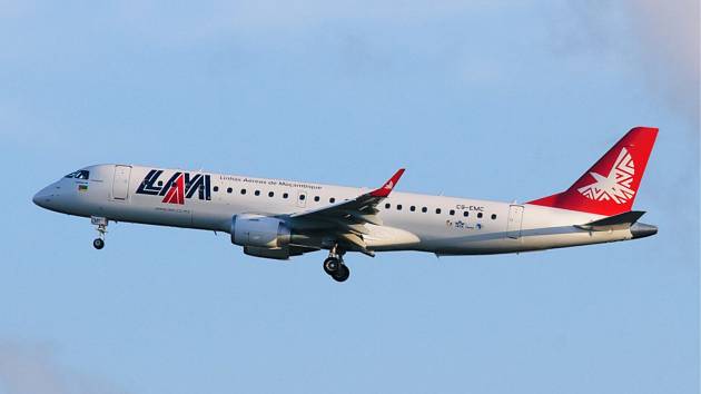 Letoun LAM Mosambique Airlines Embraer 190, který se stal aktérem smrtící nehody způsobené vědomým rozhodnutím pilota