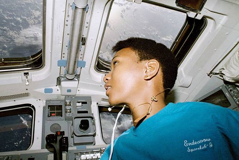 Mae Jemisonová se stala první Afroameričankou, která se dostala do vesmíru. Do kosmu letěla na palubě raketoplánu Endeavour.