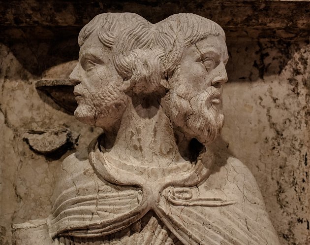 Mistr měsíců, Janus se dvěma tvářemi (leden), detail, asi 1225-1230, veronský kámen, Dómské muzeum, Ferrara