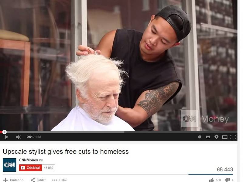 Vyhlášený kadeřník v New Yorku stříhá bezdomovce.