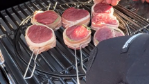 Rozpálenou grilovací mřížku si nejprve potřete kouskem slaniny, aby se špízy nepřichytávaly.